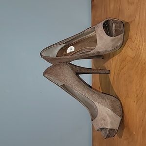 BCBG Peep-Toe Tan Suede heels Sz 6